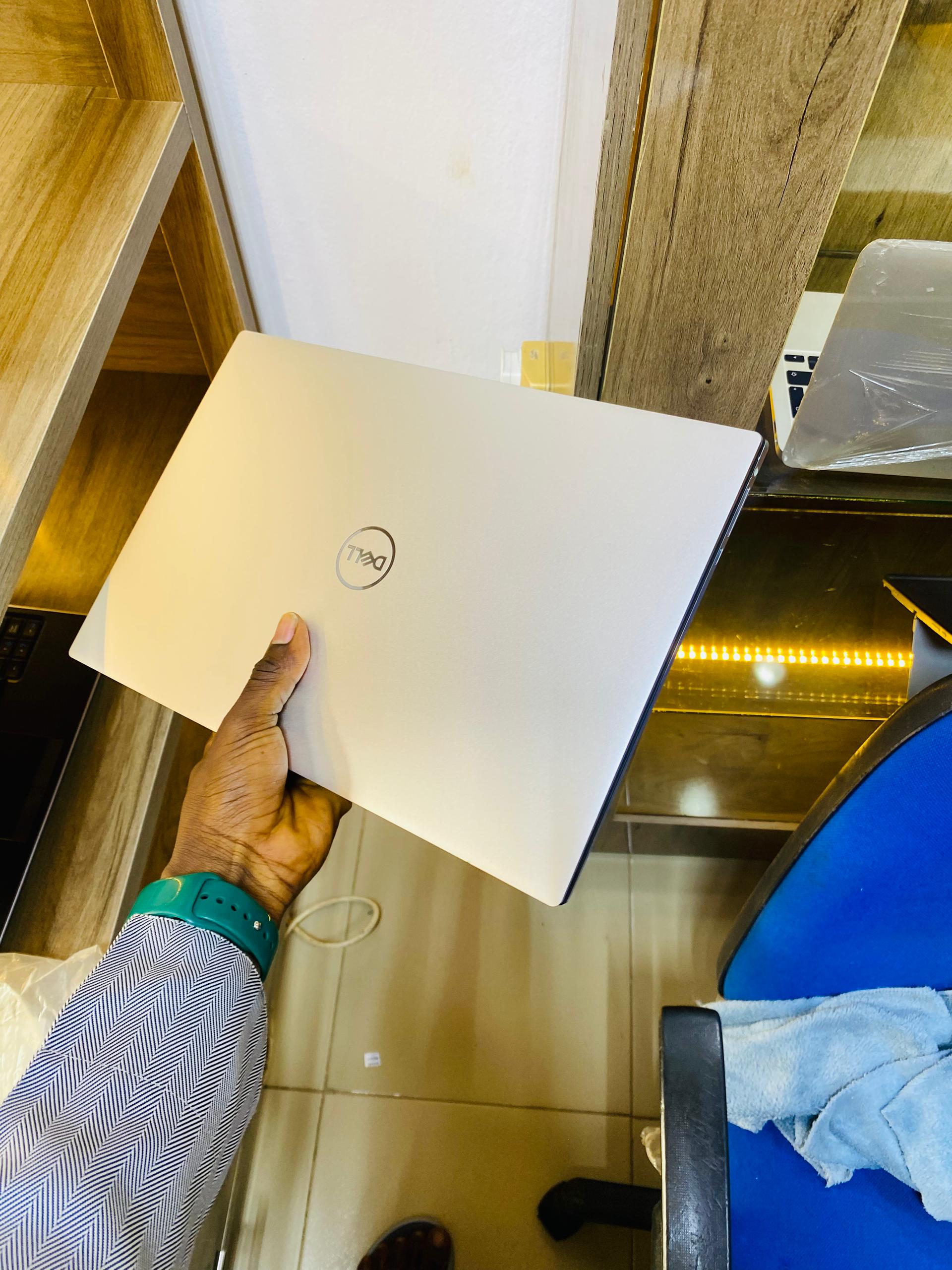 DELL XPS 15 9520 - Image 2