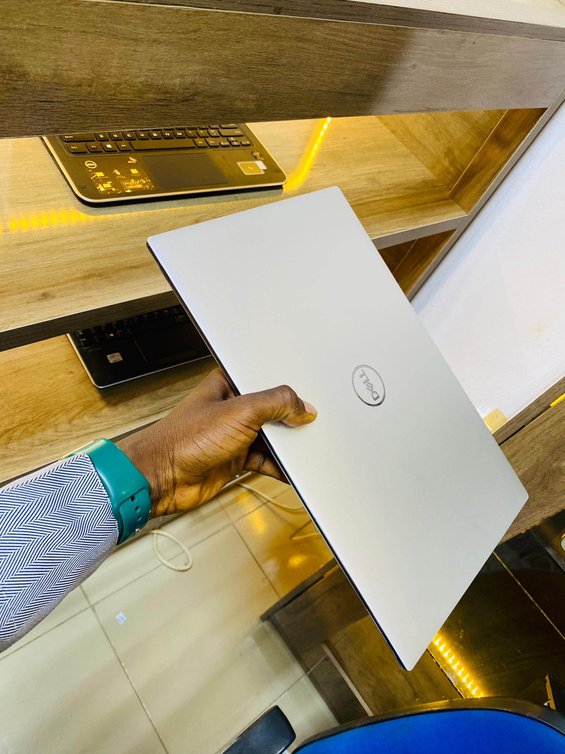 DELL XPS 15 9520 - Image 4