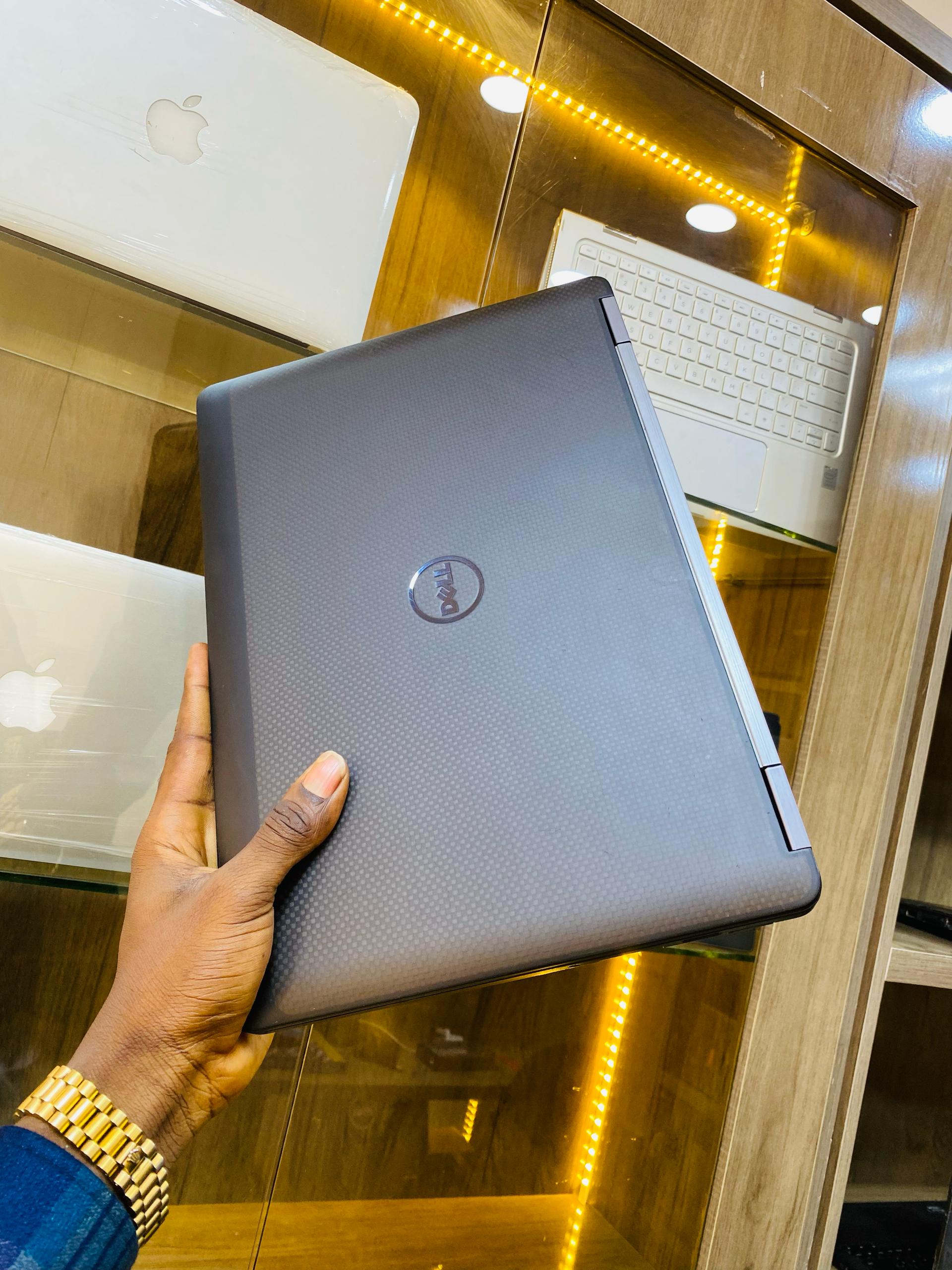 DELL LATITUDE E7470 - Image 6